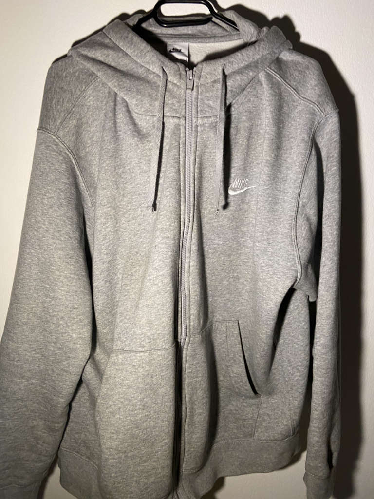 grauer Nike Sweater von vorne